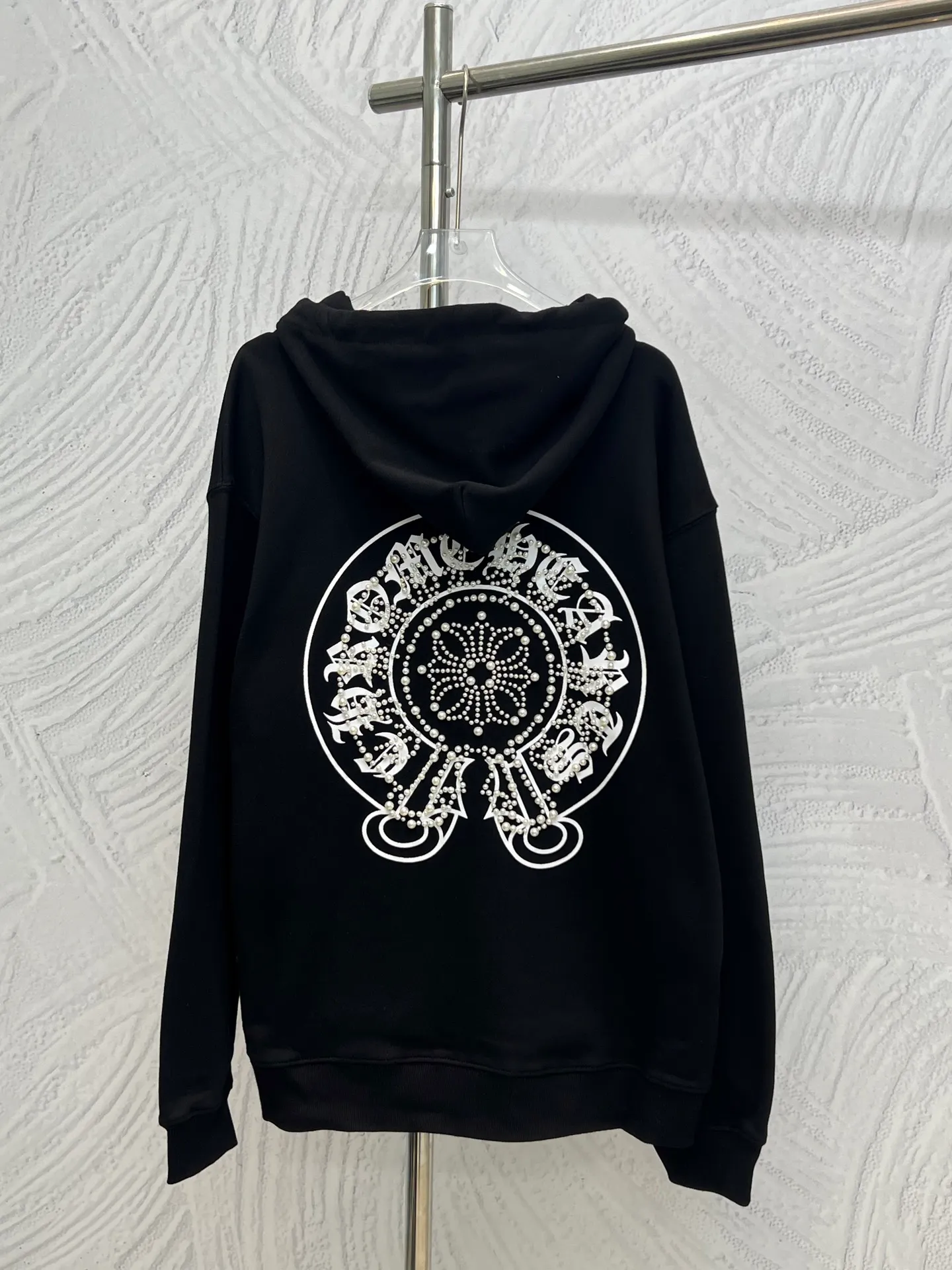 P350 𝗖𝗵𝗿𝗼𝗺𝗲 𝗛𝗲𝗮𝗿𝘁𝘀Cro Heart Pure cotton terry zipper hooded jacket High weight cotton double yarn 380g large terry fabric, fixed and dyed matching ribs, customized full set of accessories, clear letters and perfect restoration without difference. High-end atmosphere, full of class, imported rubber paddle printing graphics and customized bead blasting technology, all wiring is a special machine chain double line.  Size: M L XL XXL
